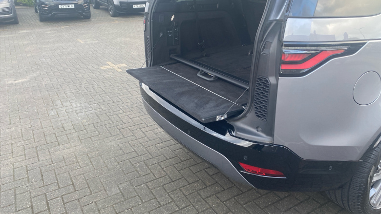 Land Rover Discovery 3.0 D300 Dynamic SE 5dr Auto Diesel Station Wagon